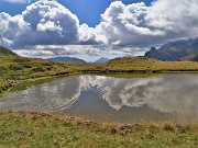 69 Nella bella pozza si specchiano montagne e nuvole